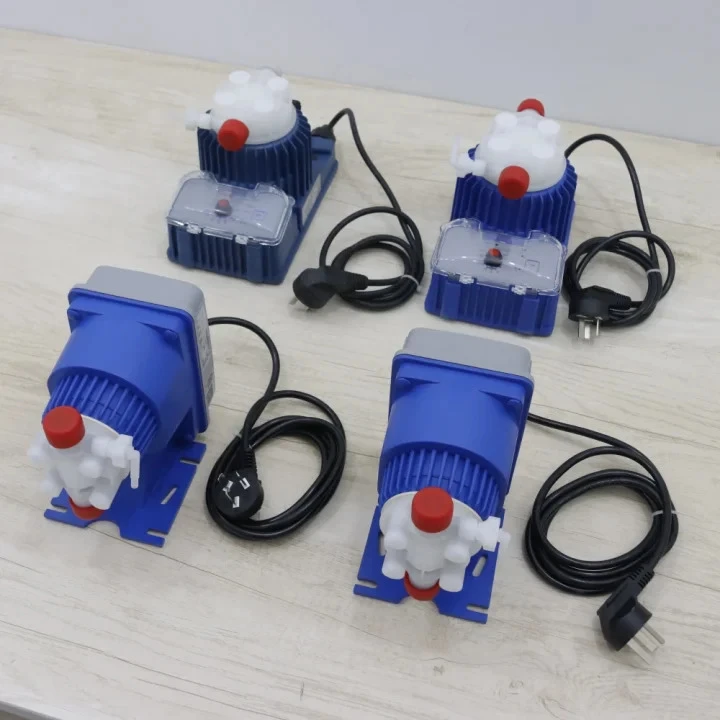 Bơm Định lượng Hóa Chất Chính Hãng - Huy Thành Pumps 2 Bom Dinh Luong Hoa Chat Blue White 720×720