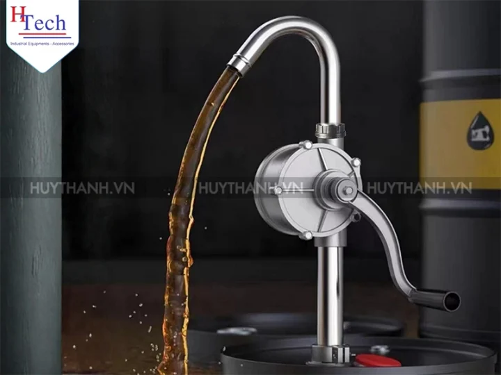 7 Sai Lầm Thường Gặp Khi Mua Bơm Dầu Quay Tay Cho Thùng Phuy 200L 1 Bom Dau Quay Tay Huy Thanh 1